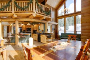 una gran cocina y sala de estar con una gran mesa de madera. en Rustic Breckenridge Cabin with Hot Tub and Deck, en Breckenridge