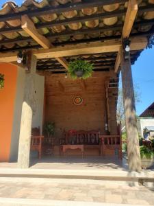 une pergola en bois avec une table et des chaises dans l'établissement cabañas en zacatlan, à Zacatlán