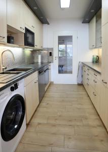 a kitchen with a washer and dryer at Premium 106 m2 Wohnung Top für München/Oberbayern in Geretsried