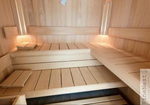 una pequeña sauna con suelo de madera y aermottermott en Appartement 3 chambres "Luxury Nest Spa F1" by FineNest en Spa