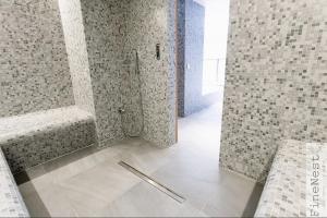 uma casa de banho com um chuveiro e paredes em azulejo em Appartement 3 chambres "Luxury Nest Spa F1" by FineNest em Spa