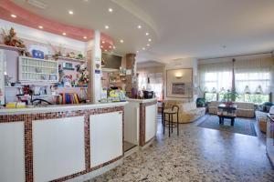 a room with a kitchen and a living room at Hotel Esedra in Milano Marittima