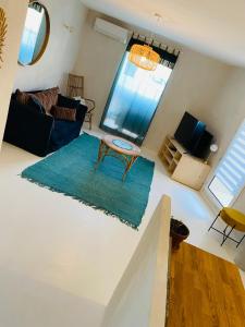 een woonkamer met een tafel en een bank bij Les Logis de la Combette in Saint-Rémy-de-Provence