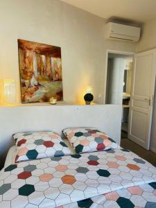 een slaapkamer met een bed en een schilderij aan de muur bij Les Logis de la Combette in Saint-Rémy-de-Provence