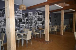 uma sala de jantar com mesas e cadeiras e quadros na parede em Egreta By Hoxton em Uzlina