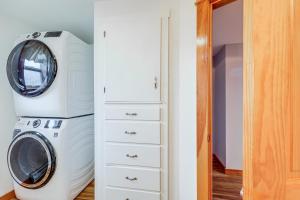 lavadora y secadora en una lavandería en Spacious Presque Isle Home Walk to Downtown!, en Presque Isle