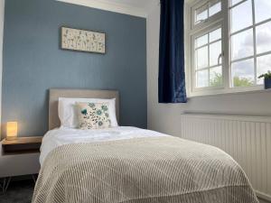 Katil atau katil-katil dalam bilik di Spacious 5-bed - Perfect For Contractors