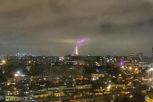 卡尚viewTower eiffel 1 ROOM PRIVATE no#2 colocation的夜晚带闪电棒的城市景观
