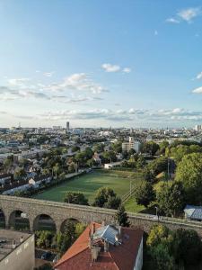 卡尚viewTower eiffel 1 ROOM PRIVATE no#2 colocation的一座带桥梁和田野的城市景观