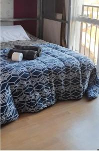 卡尚viewTower eiffel 1 ROOM PRIVATE no#2 colocation的一张带蓝色和白色棉被的床