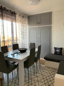 卡尚viewTower eiffel 1 ROOM PRIVATE no#2 colocation的带餐桌和椅子的客厅
