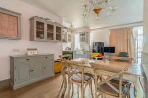 een keuken met een eettafel en stoelen bij Canela Homes BARCELONA SEPULVEDA in Barcelona