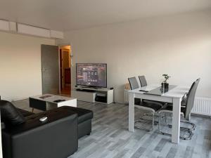 卡尚viewTower eiffel 1 ROOM PRIVATE no#2 colocation的客厅里有一张沙发、一张桌子和一台电视