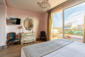 een slaapkamer met een bed en een groot raam bij Canela Homes BARCELONA SEPULVEDA in Barcelona