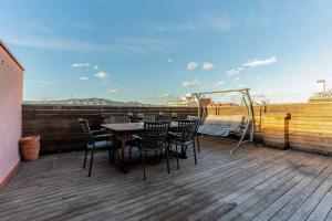 een terras met een tafel en stoelen bij Canela Homes BARCELONA SEPULVEDA in Barcelona