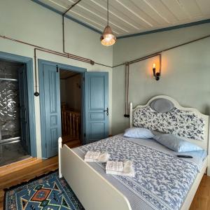 מיטה או מיטות בחדר ב-Eolya Konuk Evi