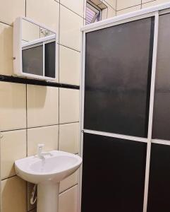 y baño con lavabo y ducha. en Pousada da Maira, en Foz do Iguaçu