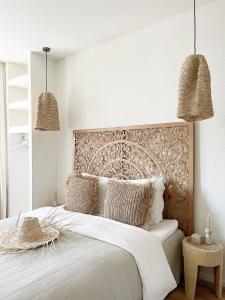 a bedroom with a large bed with a large headboard at Het sfeerhuis aan zee in Vlissingen