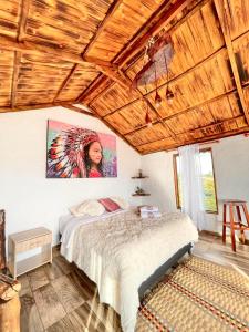 een slaapkamer met een bed en een houten plafond bij Mirador del Magdalena Hotel y Glamping in Isnos