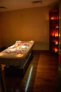 ein Schlafzimmer mit einem Bett mit Kerzen darauf in der Unterkunft liya spor akedemisi tic ltd stı in Istanbul