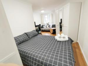 a bedroom with a bed and a living room at Spacious 3-Bed Cosy Flat in Westminster in London