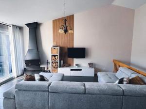 sala de estar con sofá y chimenea en Le Bionick 46 (CITQ 312093), en Stoneham