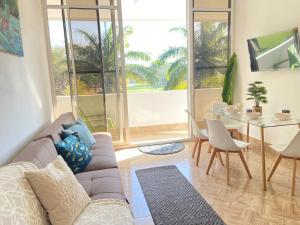 a living room with a couch and a table at Hacienda Iguana Cesars Colarado in Tola