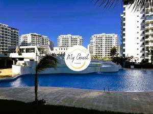 Kolam renang di atau dekat dengan Caesar Clarus 33, Luxury 1-Bedroom Apartment