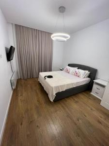 Schlafzimmer mit einem Bett und Holzboden in der Unterkunft Tbilisi garden in Tbilisi City