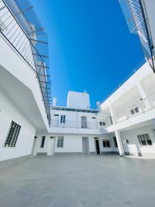 un grande edificio bianco con una scala in cima di SOLEO suite a Jerez de la Frontera