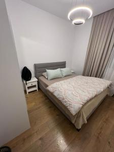 ein Schlafzimmer mit einem Bett und einer Lampe in der Unterkunft Tbilisi garden in Tbilisi City
