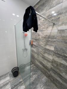 eine Dusche mit Glastür im Bad in der Unterkunft Tbilisi garden in Tbilisi City