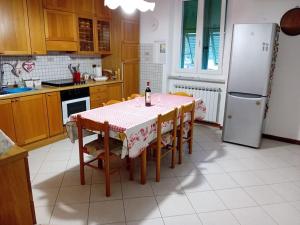 Il comprend une cuisine équipée d'une table et d'un réfrigérateur. dans l'établissement Cà degli Aredi - citra (011011-LT-0106), à Castelnuovo Magra