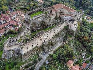 - une vue aérienne sur un vieux château dans l'établissement Cà degli Aredi - citra (011011-LT-0106), à Castelnuovo Magra