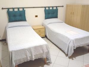 - 2 lits dans une chambre blanche et bleue dans l'établissement Cà degli Aredi - citra (011011-LT-0106), à Castelnuovo Magra