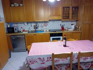 - une cuisine avec une table et une bouteille de vin dans l'établissement Cà degli Aredi - citra (011011-LT-0106), à Castelnuovo Magra