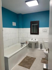 een badkamer met een bad, een wastafel en een toilet bij Private Room 2 Near Southmead Hospital, Bristol in Bristol