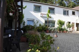 un edificio con un montón de plantas delante de él en Fewo Adams, en Hohenleimbach