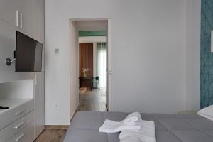 ein Schlafzimmer mit einem Bett mit Handtüchern darauf in der Unterkunft Palazzo Cajeta in Gaeta