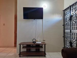 TV a/nebo společenská místnost v ubytování Beautiful 1-Bed House in New Harbour Village 3 Old Harbour St Catherine Jamaica Secured gated community