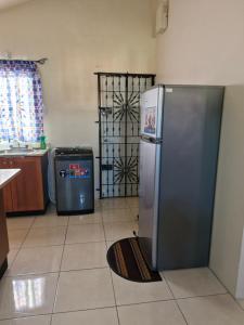 Kuchyň nebo kuchyňský kout v ubytování Beautiful 1-Bed House in New Harbour Village 3 Old Harbour St Catherine Jamaica Secured gated community