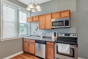 A kitchen or kitchenette at Historic First Floor Unit in STL - 5 Bedrooms