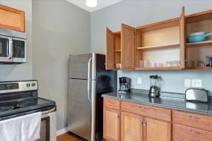 Kitchen o kitchenette sa Historic First Floor Unit in STL - 5 Bedrooms