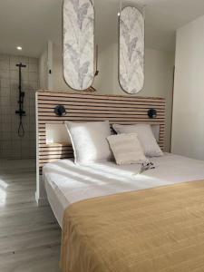 a bedroom with a large bed with two mirrors on the wall at Le Ravenala Maison SPA 2 chambres 2 salles de bain in Saint-Denis