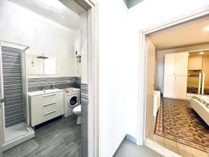 ein Badezimmer mit einem Waschbecken und einer Waschmaschine in der Unterkunft Casa Nonna Anna in Palermo