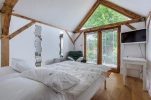 Llit o llits en una habitació de Prestwick Oak - 3 Kingsize Ensuites - Openplan Contemporary Rural Garden