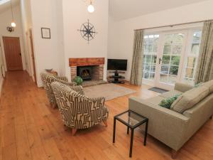 シーハウシズにあるLittle Ternのソファと椅子と暖炉のあるリビングルーム