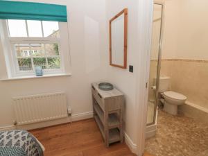 シーハウシズにあるLittle Ternのトイレ、洗面台、鏡のあるバスルーム +28枚の写真