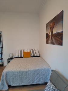 - une chambre avec un lit et une photo sur le mur dans l'établissement Velbert am Berg, à Velbert