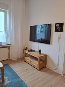 ein Wohnzimmer mit einem Flachbild-TV an der Wand in der Unterkunft Velbert am Berg in Velbert
